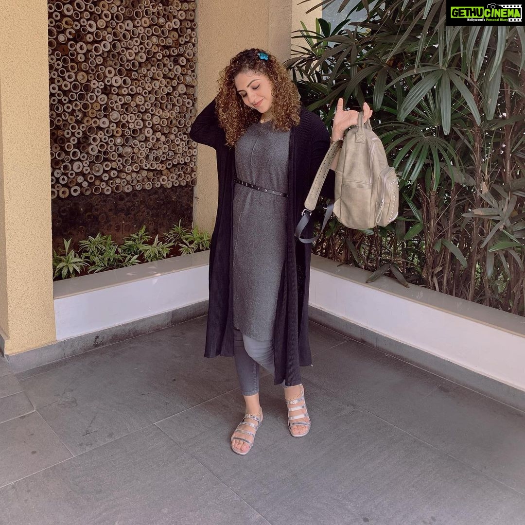 Noorin Shereef Instagram - Those bag too weight much , still balanced to give a pose🤭