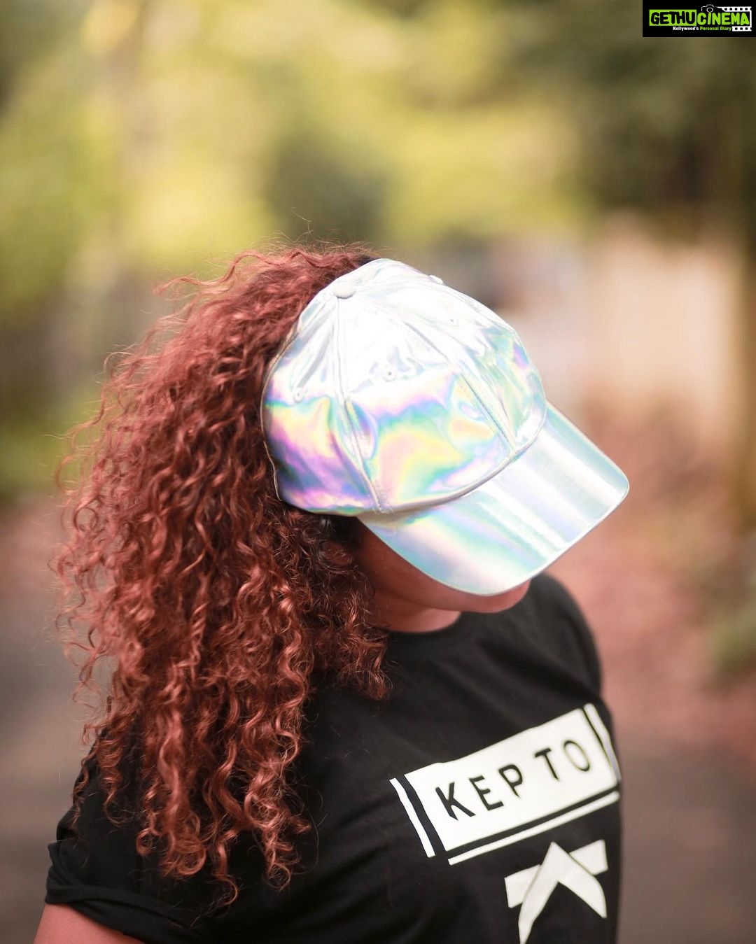 Noorin Shereef Instagram - The offsize shirts, messy hair and that comfy caps to hide the flaws in me😬 Wearing oversized teez from @kepto_fashion Specially designed caps for the curlqueens by @curlcap Pc @amal_s_p_ #curlcap collboration# #flawsontheway🤷🏼♀️