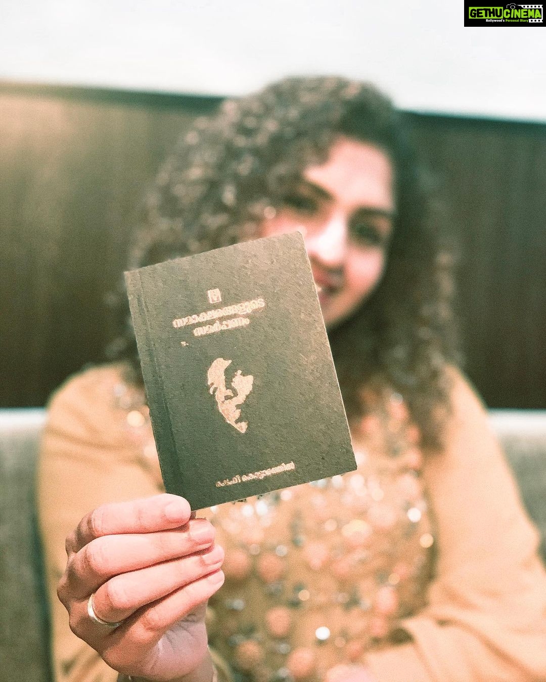 Noorin Shereef Instagram - Thank you shefikottarathil ekka♥️ Thosr lines in your book hav a big vision on life,love and leveling💡
