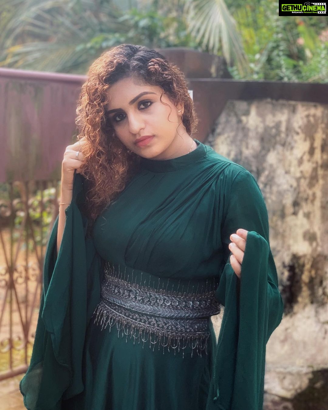 Noorin Shereef Instagram - She lacks confidence, she craves admiration insatiably. She lives on the reflections of herself in the eyes of others. She does not dare to be herself.-anais nin Wearing @ladies_planet_ #ladiesplanetperindalmanna #ladiesplanetxnoorin #greenoutfitideas