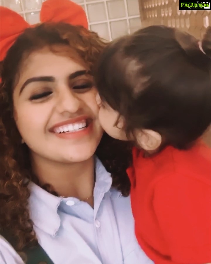 Noorin Shereef Instagram - ♥️♥️♥️♥️ Leaving bahrain made me difficult just becos of her. She give me her hair bow and a lovely kiss when i told i m leaving from there. I love you drr... Alreef Panasia Restaurant