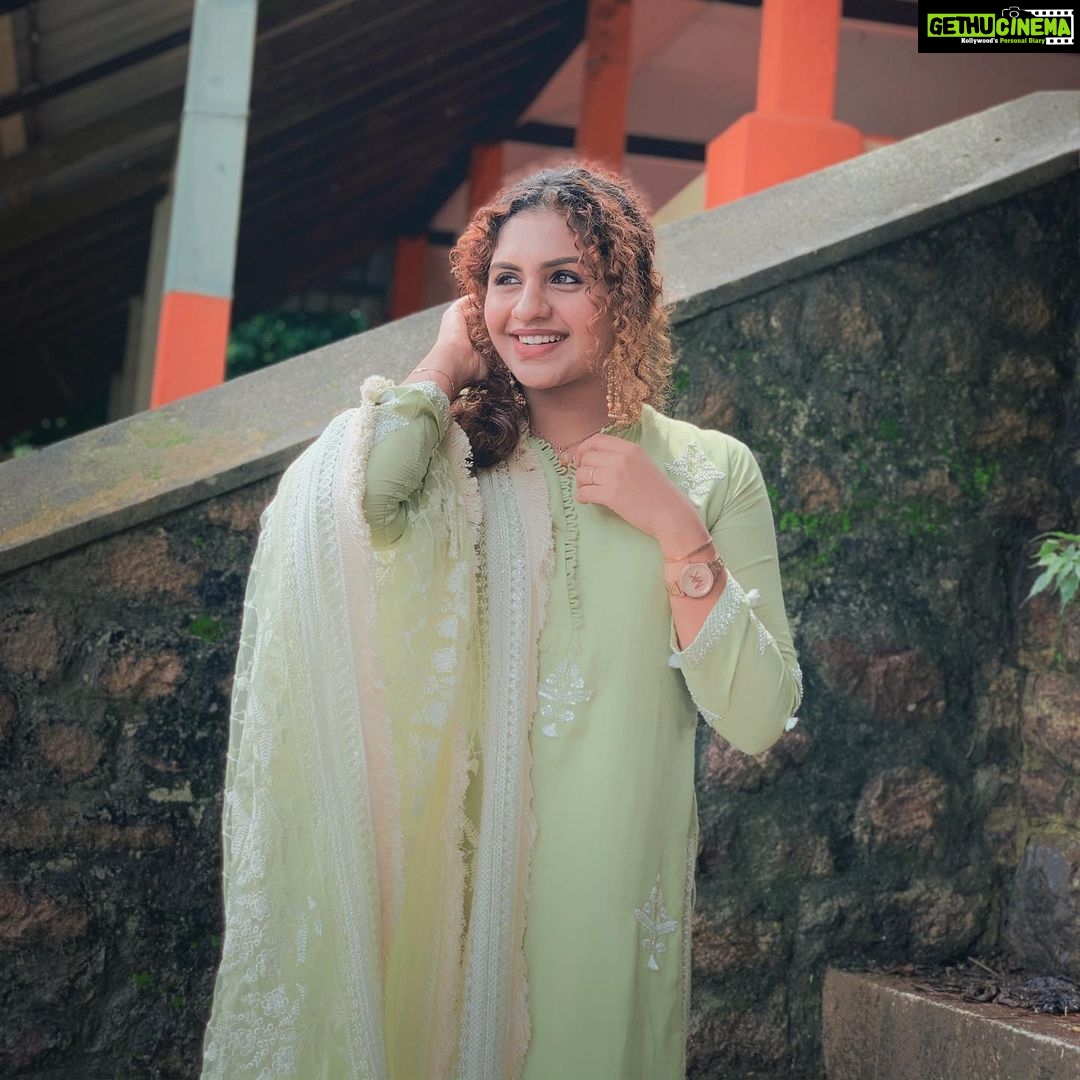 Noorin Shereef Instagram - Good morning all๐ธ๐ผ When you hav a strugglecurls and trying to look like a normal fam girl but actually you get failed in it๐๐๐คญ Wearing @ladies_planet_ @kajal_jewellery @michaelkors Thiruvalla Kerala, India