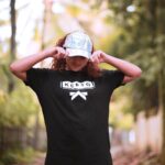 Noorin Shereef Instagram - The offsize shirts, messy hair and that comfy caps to hide the flaws in me😬 Wearing oversized teez from @kepto_fashion Specially designed caps for the curlqueens by @curlcap Pc @amal_s_p_ #curlcap collboration# #flawsontheway🤷🏼‍♀️