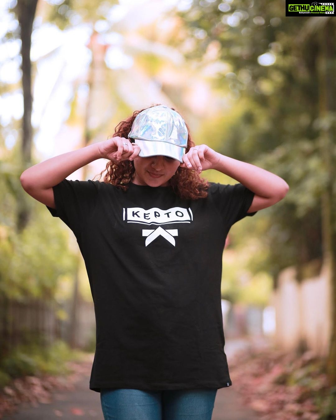 Noorin Shereef Instagram - The offsize shirts, messy hair and that comfy caps to hide the flaws in me😬 Wearing oversized teez from @kepto_fashion Specially designed caps for the curlqueens by @curlcap Pc @amal_s_p_ #curlcap collboration# #flawsontheway🤷🏼♀️