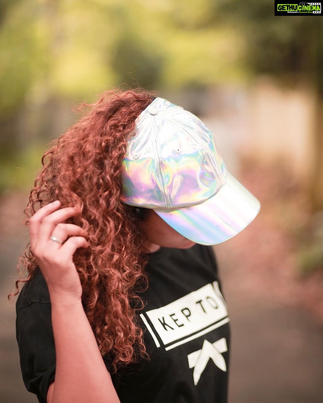 Noorin Shereef Instagram - The offsize shirts, messy hair and that comfy caps to hide the flaws in me😬 Wearing oversized teez from @kepto_fashion Specially designed caps for the curlqueens by @curlcap Pc @amal_s_p_ #curlcap collboration# #flawsontheway🤷🏼♀️