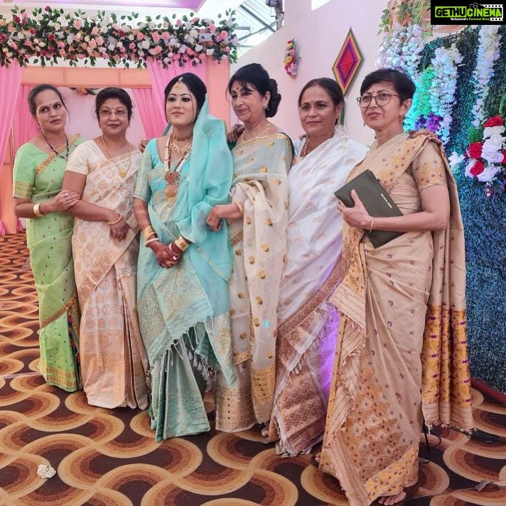 Panchi Bora Instagram - Gosh this pic becomes more special as for some reason I’ve never seen all the five Bora brothers better halves together. All my khuri in one frame! Congratulations @nilu.bora and thanks @aasthabora for this one!