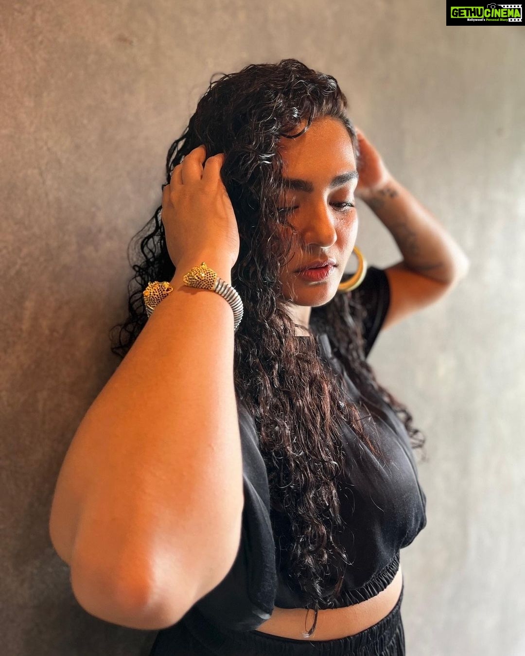 Parvathy Instagram - @par_vathy looking stunning in our black skirt set π€β¨ Styled by @diyaaa_john πΈ @pearlemaany #parvathythiruvothu #skirtset #skirtcoords #patterns #prints #polkadots #skirt #rouchedskirt #shirt #insatgram #instagood #instalike #instadaily #explorepage #saltstudio #black #blackandwhite #bestboutiqueinkochi