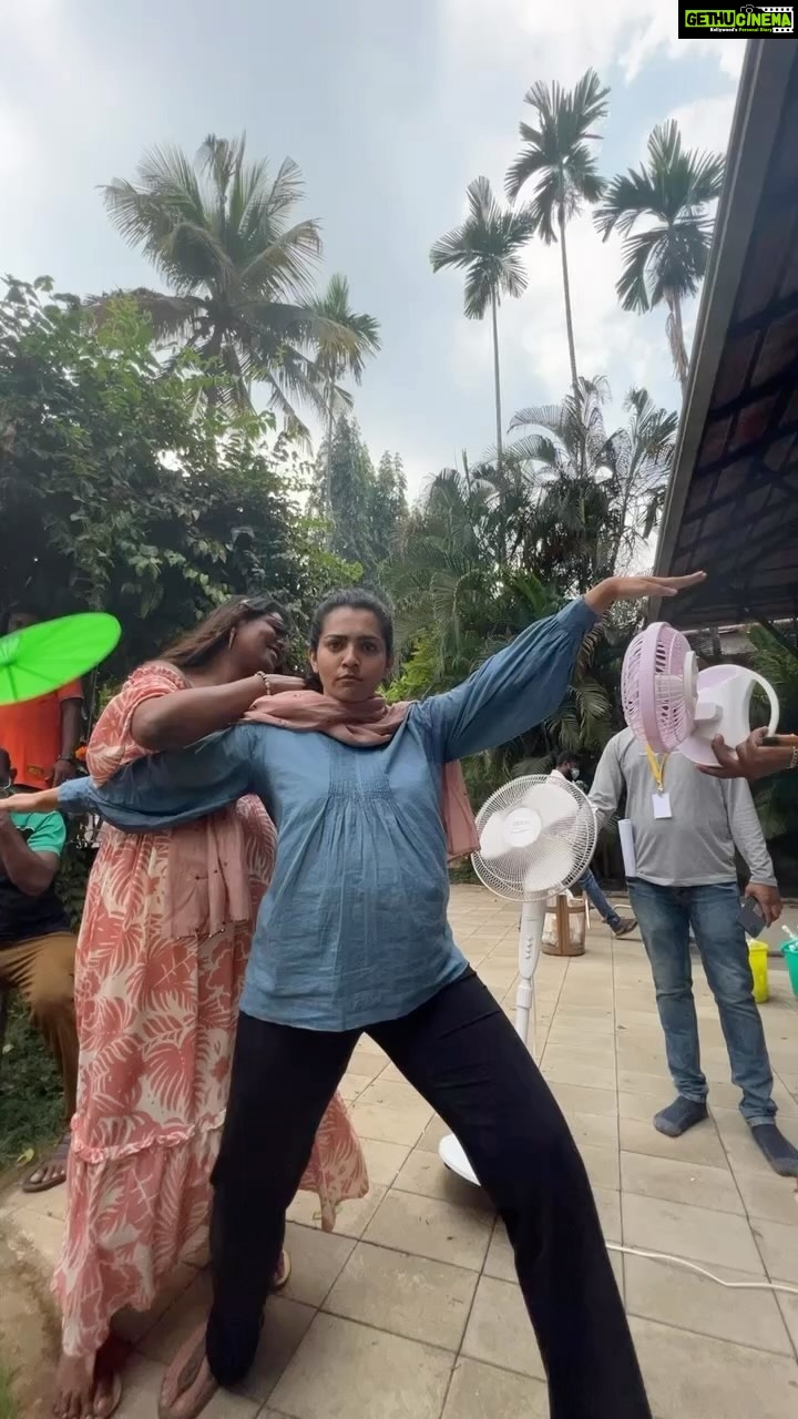Parvathy Instagram - Minnal Mini with Crew! Fun times on @wonderwomenfilm set! @sayanoraphilip @radhagomaty 😂❤️ @anjalimenonfilms did you record this? I can’t remember! Have you watched Wonder Women yet? It’s streaming on @sonylivindia