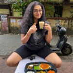 Parvathy Instagram - ‘Ente idli njan tharoolaaaaa’ Mean Joey bheegaran for you! Photo dump of a morning done right ! Early morning run and breakfast at @mysore_raman_idli with @bheegaran Swipe to see his smug happiness over getting butter podi idli vs my humble ghee podi idli! Then of course we rounded it off with a ghee roast! 🥳🥳🥳