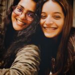 Parvathy Instagram - Why is this such a Happy Holidays card vibe!? 🎉 reunited with my roomie🐝 🪬