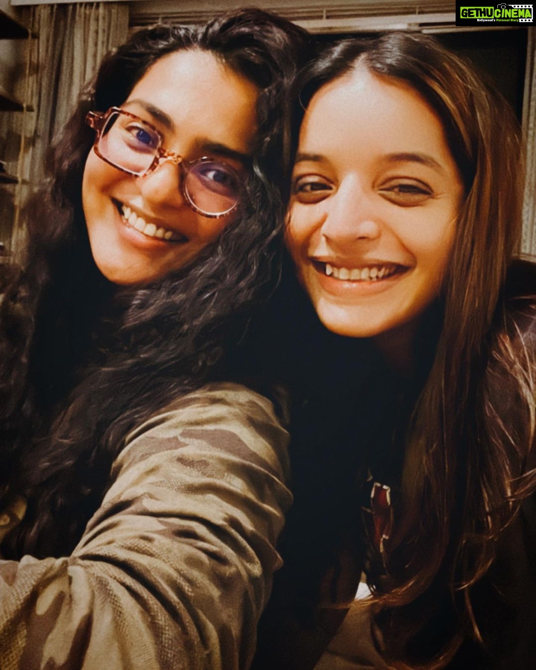Parvathy Instagram - Why is this such a Happy Holidays card vibe!? 🎉 reunited with my roomie🐝 🪬