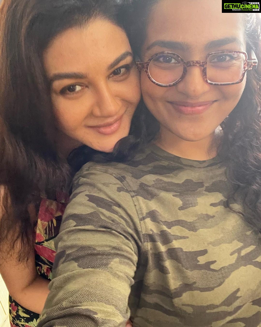 Parvathy Instagram - An observer. A Witness. A mirror. @aniruddhatony and Ritesh ji, thank you for inviting me to embody MK. @pankajtripathi for being the absolute best co-actor ever, @sanjanasanghi96 @pareshpahuja @jaya.ahsan #dilipshankar for being amazing laikari partners! @virafsarkari #indrani for making sure I’m so well taken care of so I can be my best. Avik da and his team for effortlessly capturing the magic. To each and every department on this set, you’re kindness and efficiency helped me immensely. 🪬🌻