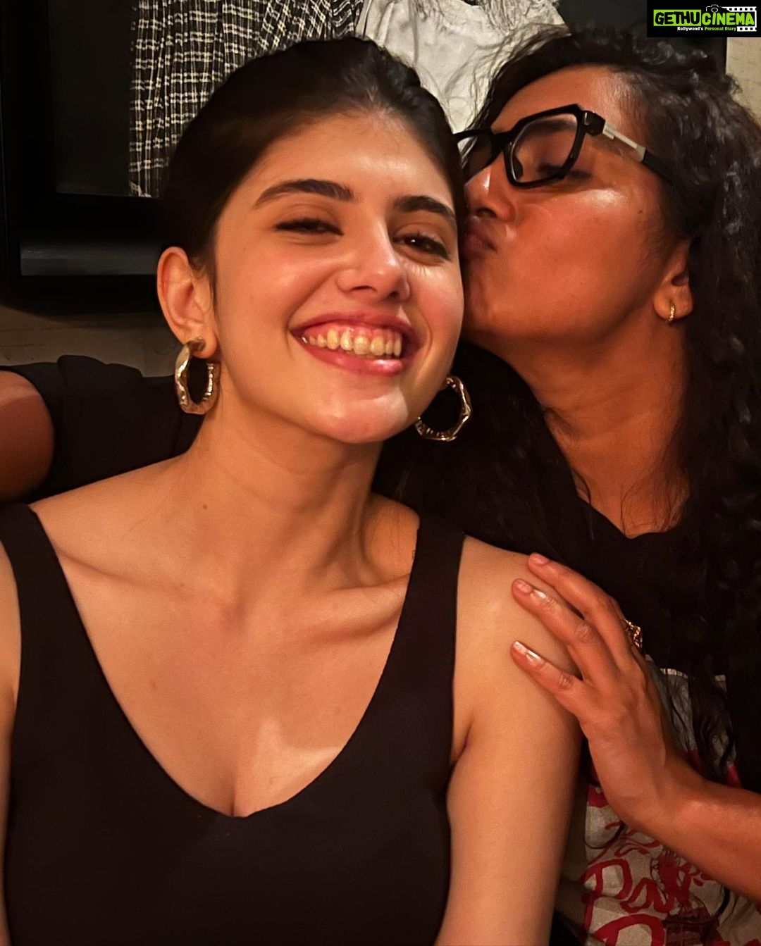Parvathy Instagram - An observer. A Witness. A mirror. @aniruddhatony and Ritesh ji, thank you for inviting me to embody MK. @pankajtripathi for being the absolute best co-actor ever, @sanjanasanghi96 @pareshpahuja @jaya.ahsan #dilipshankar for being amazing laikari partners! @virafsarkari #indrani for making sure I’m so well taken care of so I can be my best. Avik da and his team for effortlessly capturing the magic. To each and every department on this set, you’re kindness and efficiency helped me immensely. 🪬🌻