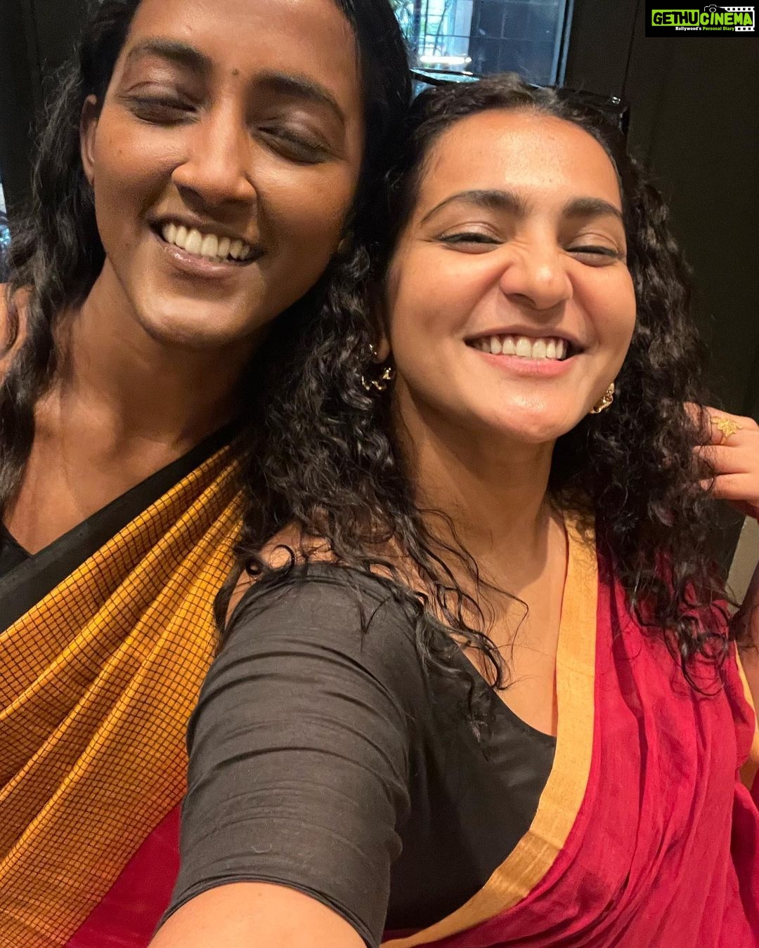 Parvathy Instagram - Saree-ndipitous meeting with this queen! @seemahari like whaaa.. jusss.. happened?! Universes doing me a solid here 💃🏽