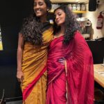Parvathy Instagram – Saree-ndipitous meeting with this queen! @seemahari like whaaa.. jusss.. happened?! Universes doing me a solid here 💃🏽