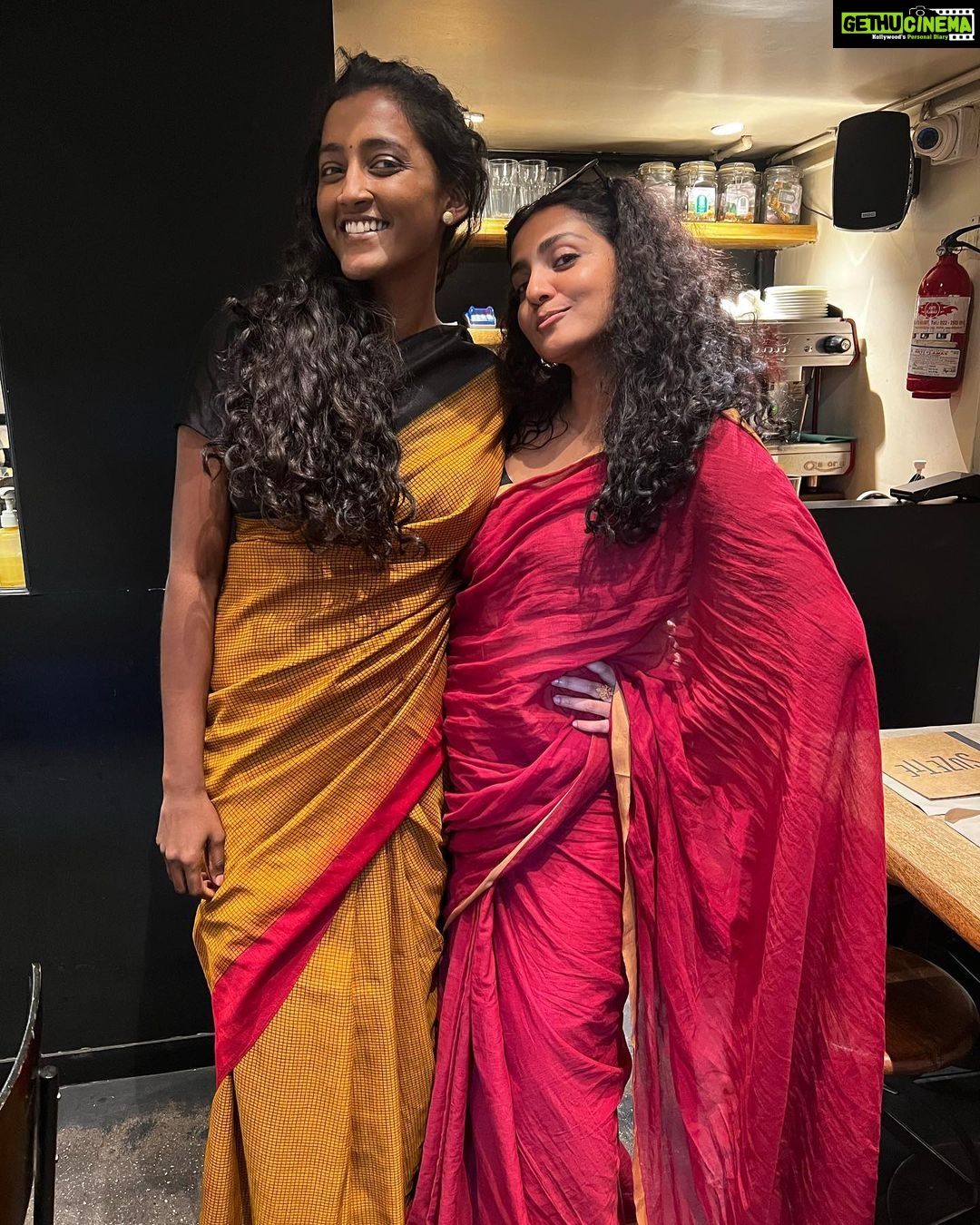 Parvathy Instagram - Saree-ndipitous meeting with this queen! @seemahari like whaaa.. jusss.. happened?! Universes doing me a solid here 💃🏽