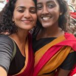 Parvathy Instagram - Saree-ndipitous meeting with this queen! @seemahari like whaaa.. jusss.. happened?! Universes doing me a solid here 💃🏽