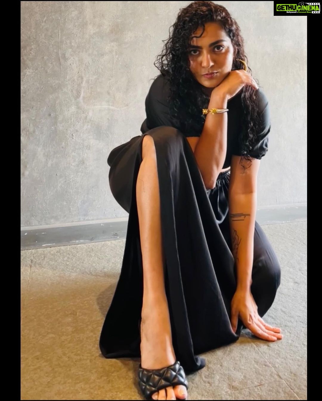 Parvathy Instagram - @par_vathy looking stunning in our black skirt set π€β¨ Styled by @diyaaa_john πΈ @pearlemaany #parvathythiruvothu #skirtset #skirtcoords #patterns #prints #polkadots #skirt #rouchedskirt #shirt #insatgram #instagood #instalike #instadaily #explorepage #saltstudio #black #blackandwhite #bestboutiqueinkochi