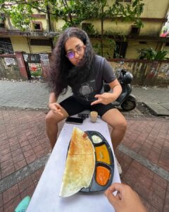 Parvathy Instagram - ‘Ente idli njan tharoolaaaaa’
Mean Joey bheegaran for you! 
Photo dump of a morning done right !

Early morning run and breakfast at @mysore_raman_idli with @bheegaran 

Swipe to see his smug happiness over getting butter podi idli vs my humble ghee podi idli! Then of course we rounded it off with a ghee roast! 🥳🥳🥳