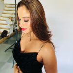 Pooja Bhalekar Instagram - Sending my selfies to NASA.. coz I am an 👽 🤭 . . . . . . . . . . . #shootlife #makeup #look #glamour #selflove #set #behindthescenes #work #motivation #fashiongram #styleinspo #behappy #beyou #curvygirl #funny #eyemakeup #lifestyle