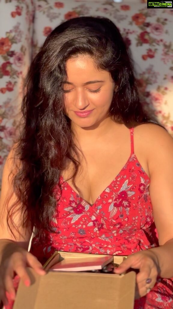 Poonam Bajwa Instagram - “Hello sun in my face ! Hello you who made the morning and spread it over the fields! Watch now , how I start the day in happiness , in kindness .”-Mary Oliver 2023 looking good already ! Thank you @factornotes for the happiness kit! 💕💕💕💕💕Madly in love 📸 @suneel1reddy