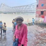 Poornima Bhagyaraj Instagram - At the banks of the Ganga underneath the #howrah bridge and the flower market at #Kolkata