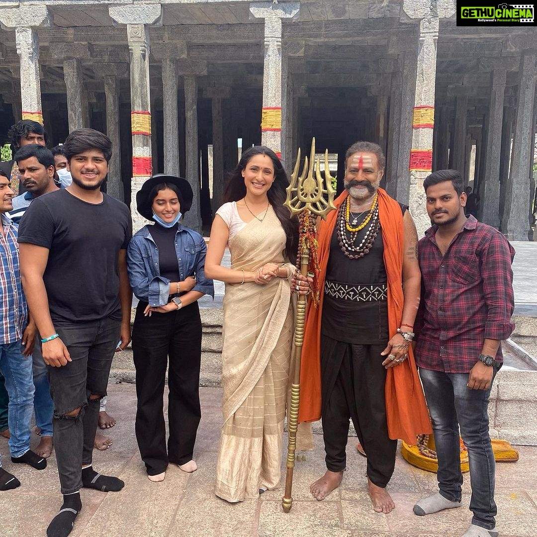 Pragya Jaiswal Instagram - Can’t believe it’s been a year already since #Akhanda released..Countless memories, unforgettable learning experiences and the bestest team to work with 🥹❤️ Thank you so much Boyapati Sir for believing in me..And so much gratitude to everyone who’s been a part of this incredible journey and the audience that gave us sooo much love 🫶🏻🫶🏻 Will always cherish these memories from this very special film 🦁💥❤️ #1yearofAkhanda #NandamuriBalakrishna #BoyapatiSreenu #MiryalaRavinderReddy (P.S. - The last video was shot for fun, I wasn’t grossed out at all ☺️💁🏻♀️)