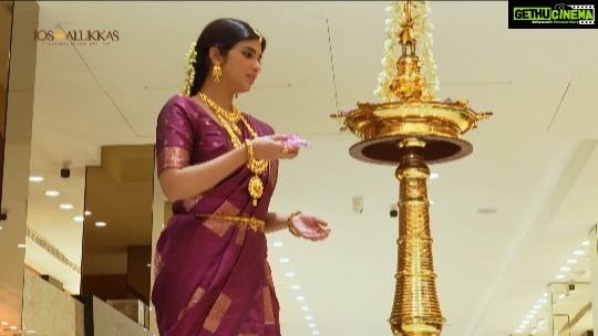 Pragya Nagra Instagram - Let me bring to you some mind-blowing jewellery collections. Latest trends. Unbelievable designs... All from Jos Alukkas Kanchipuram. Thank you Jos Alukkas for giving me this fascinating new look with your fascinating jewellery collection. If you want to get the latest & trendiest jewellery designs, do visit the Jos Alukkas showroom. @josalukkas @johnalukkas Designer @hemqueendesignstudio #JosAlukkas #KanchipuramShowroom #Jewellery #JewelleryCollections #JosAlukkasOnline #PragyaNagra #CelebrityStories #Exclusive #GoldJewellery