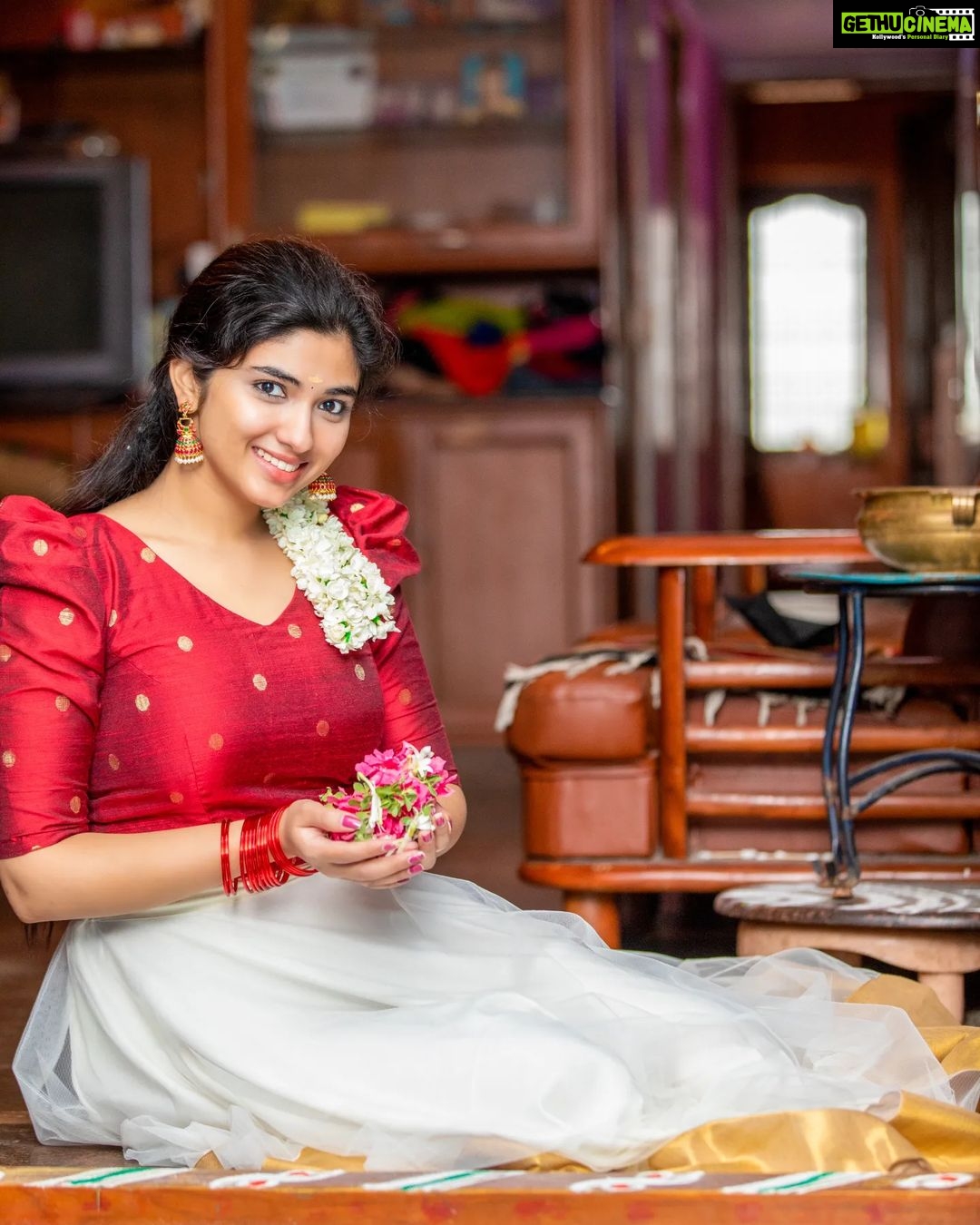 Pragya Nagra Instagram - 🌸Ellavarkkum hridayam niranja Onashamsakal🌸 PC @arunprasath_photography Pavadai Sattai @fiorebymalar_ #onam #kerala #onamcelebration #keralagram #onamspecial #happyonam #india #malayali #instagram #keralasaree #keralatourism #mallu #mallugirl #onamsadhya #malayalam #kochi #keralafood #keralagodsowncountry #onamsaree #festival #onamfestival #instagood #onamvibes #traditional #keralam #keralaattraction #entekeralam #VaralaruMukkiyam