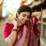 Pragya Nagra Instagram – Arali poo🌸🌺
Saree & blouse @studiovirupa ❤️
PC @harini_sarathy 🥰