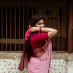 Pragya Nagra Instagram – Arali poo🌸🌺
Saree & blouse @studiovirupa ❤️
PC @harini_sarathy 🥰