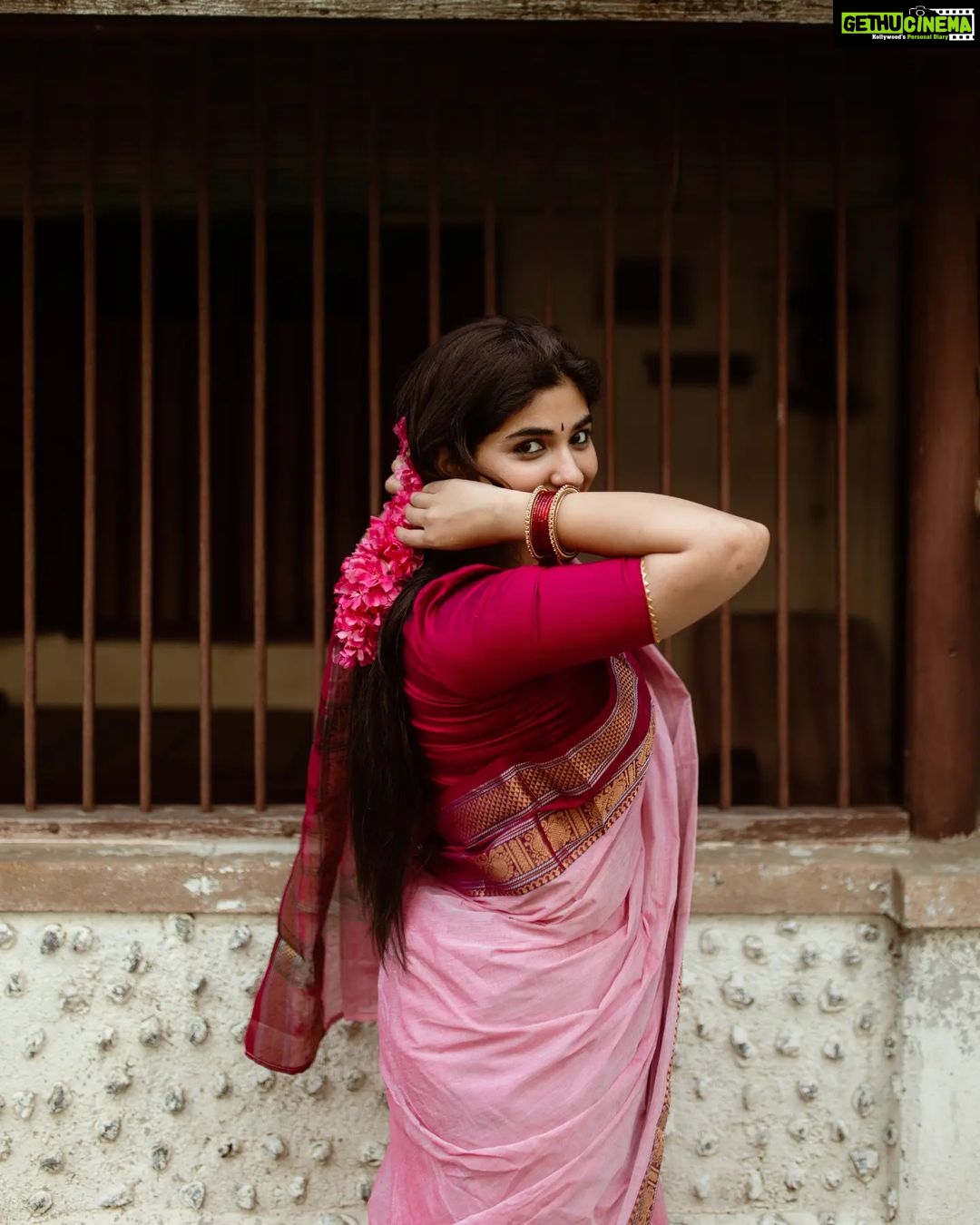 Pragya Nagra Instagram - Arali poo🌸🌺 Saree & blouse @studiovirupa ❤️ PC @harini_sarathy 🥰