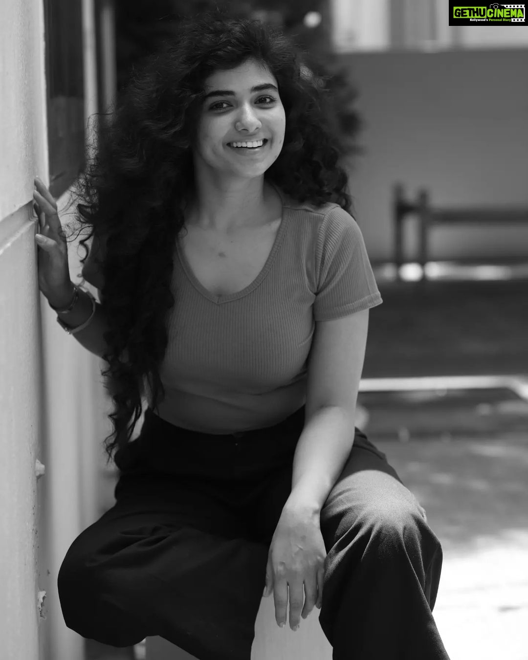 Pragya Nagra Instagram - My curly hair twin in a parallel universe PC @sat_narain ❤️ @shotsbyuv