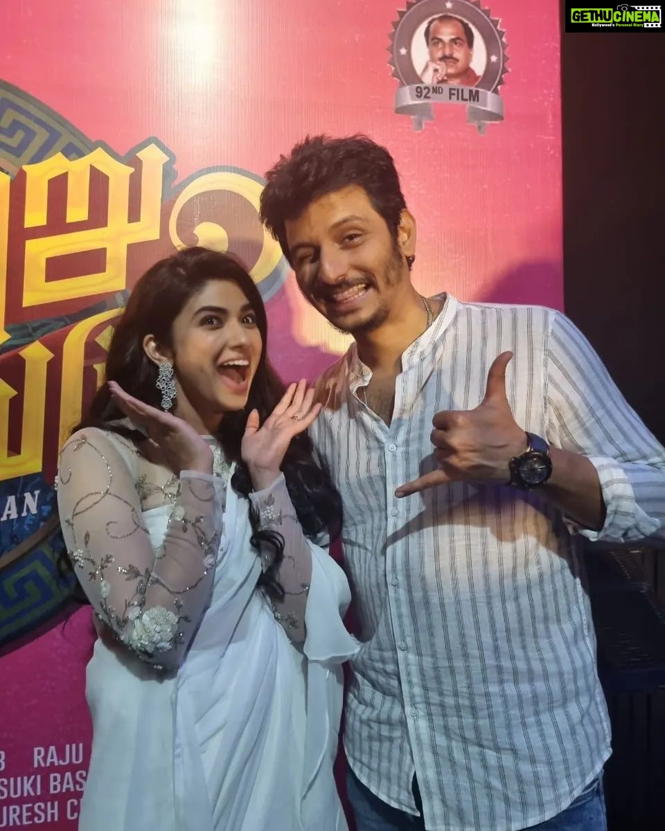 Pragya Nagra Instagram - Fan girl moment with my favorite hero @actorjiiva 🤩❤️ Still can't believe I have acted alongside you in this movie #VaralaruMukkiyam Thankyou so much for these pictures @rekha1210 ❤️ Fun-filled family entertainer will hit theatres in 7 days. #VaralaruMukkiyam from Dec 9th. @supergoodfilms @actorjiiva #Santhoshrajan @kashmiraofficial @pragyanagra @aadhirai_soundararajan #KSRavikumar @shivashahra_official @tsk_actor @kali_rajkumar #chinnasamy @shaanrahman @sakthi_saravanan @srikanth_nb @vasukibhaskar @saregamatamil @donechannel1 @ctcmediaboy
