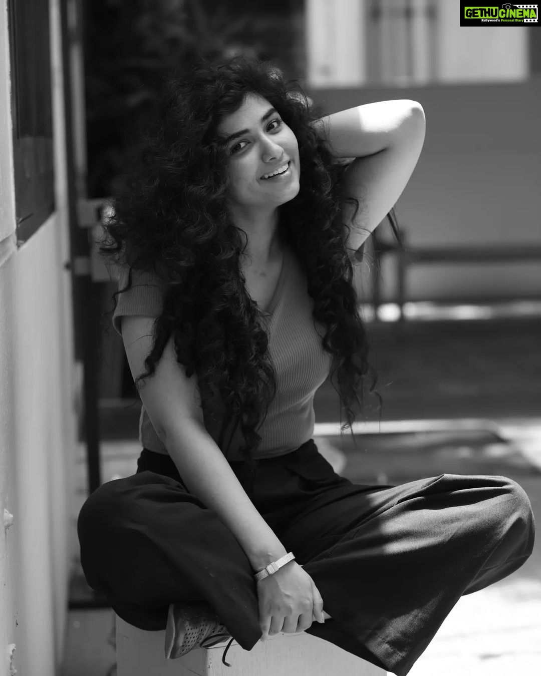 Pragya Nagra Instagram - My curly hair twin in a parallel universe PC @sat_narain ❤️ @shotsbyuv
