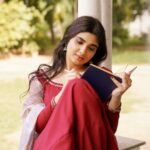 Pragya Nagra Instagram - Nam nyaabagangal Adhai ninaithiruppen Enai thediyae thirumbaathaa.... Anarkali @studio_l_by_lini PC @kanmaniphotography Makeup @vishaa_hairandmakeup Jewellery @hamsasilver “Sinungal sirippu mutham Mounam kanavu yekkam Megam minnal oviyam Chellam priyam imsai” AVM Gardens