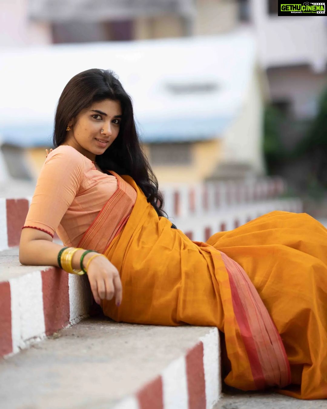 Pragya Nagra Instagram - Last one in this series...I promise 😋🌼 @sat_narain @rahulravindran @mmshootography Stylist @niranjanisundar Saree & Blouse @studio_thari Location courtesy @srivathsan_vijayaraghavan