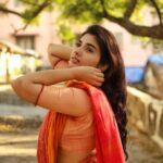 Pragya Nagra Instagram - natural charmer❤️ @pragyanagra Wardrobe @studio_thari Team 💕 @sat_narain @rahulravindran @mmshootography @srivathsan_vijayaraghavan Styled by @niranjanisundar #handloom #indian #potraits #fashion #sareefashion #indianwomen #blousegoals #untamed #natural #saree #sareelove #ootd #blouse #seasonfreefashion #style #thari #tharibyniranjanisundar #weaverstory