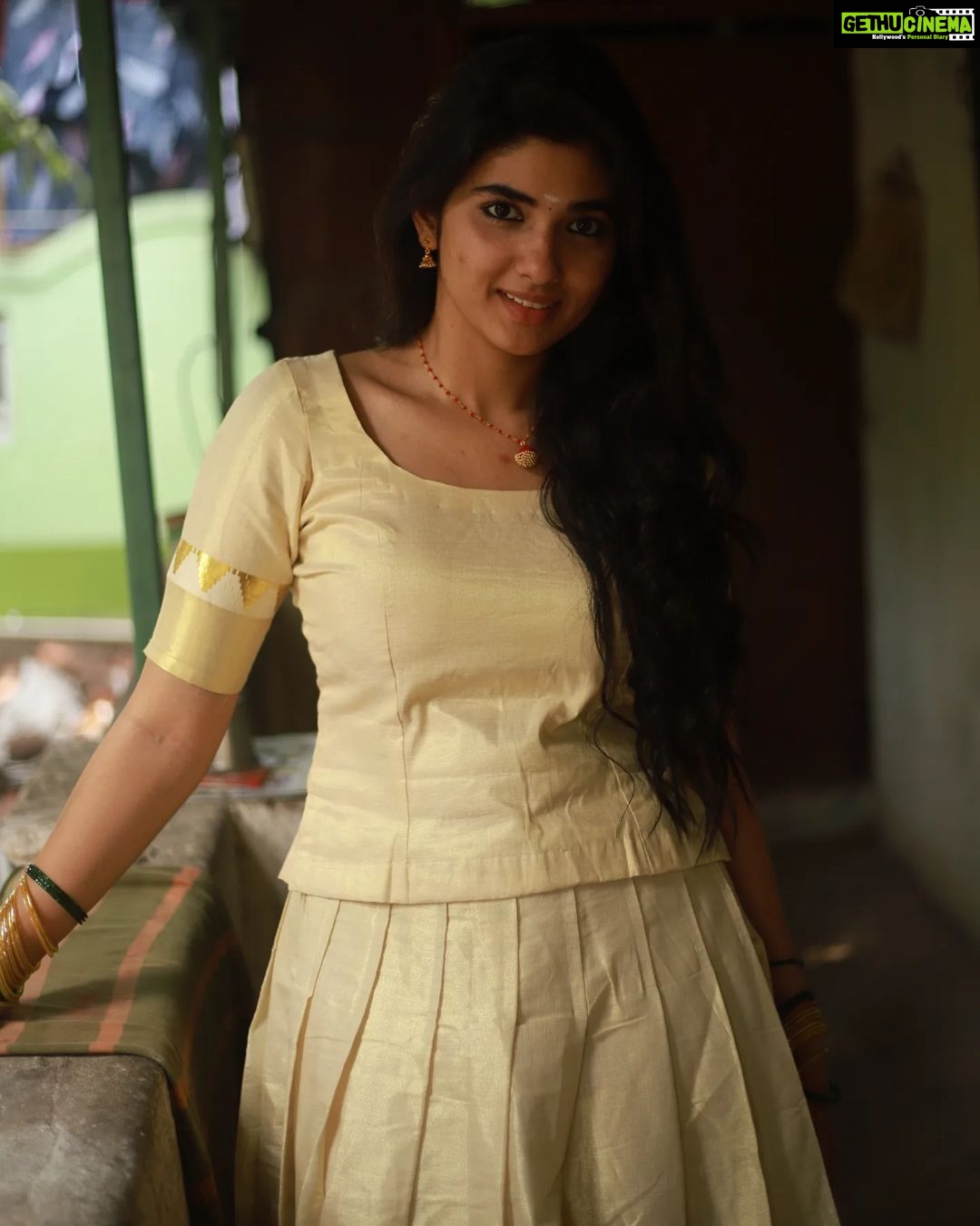 Pragya Nagra Instagram - Special thanks to the entire team🥰❤️ @rahulravindran @sat_narain @mmshootography Accessories @studio_thari @niranjanisundar Outfit @kerala_bygone_fashion Stitched by @dimahfashion @farida0219