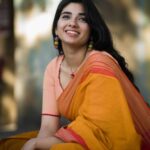 Pragya Nagra Instagram - Last one in this series...I promise 😋🌼 @sat_narain @rahulravindran @mmshootography Stylist @niranjanisundar Saree & Blouse @studio_thari Location courtesy @srivathsan_vijayaraghavan