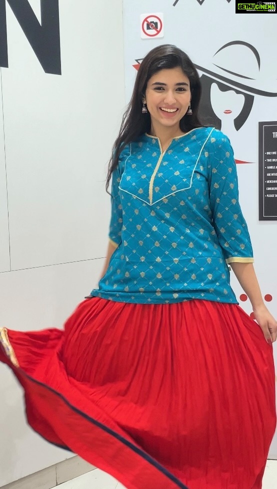 Pragya Nagra Instagram - Shop your favourite outfits with @unlimitedstores And get festive ready with surprisingly low prices on all of their collection! #FestiveFashion #FestiveHaul #OOTD #GRWM #VMart #ad Videography by my brotherš„° @divyaaansh_nagra And styling by my sisterš @anchita_nagra