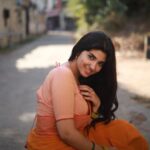 Pragya Nagra Instagram – Sundari kannal oru seithi
Solladi innaal nalla thaethi🌼
@sat_narain
@rahulravindran @mmshootography 
Stylist @niranjanisundar 
Saree & Blouse @studio_thari
Location courtesy @srivathsan_vijayaraghavan