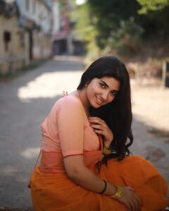 Pragya Nagra Instagram - Sundari kannal oru seithi Solladi innaal nalla thaethi🌼 @sat_narain @rahulravindran @mmshootography Stylist @niranjanisundar Saree & Blouse @studio_thari Location courtesy @srivathsan_vijayaraghavan