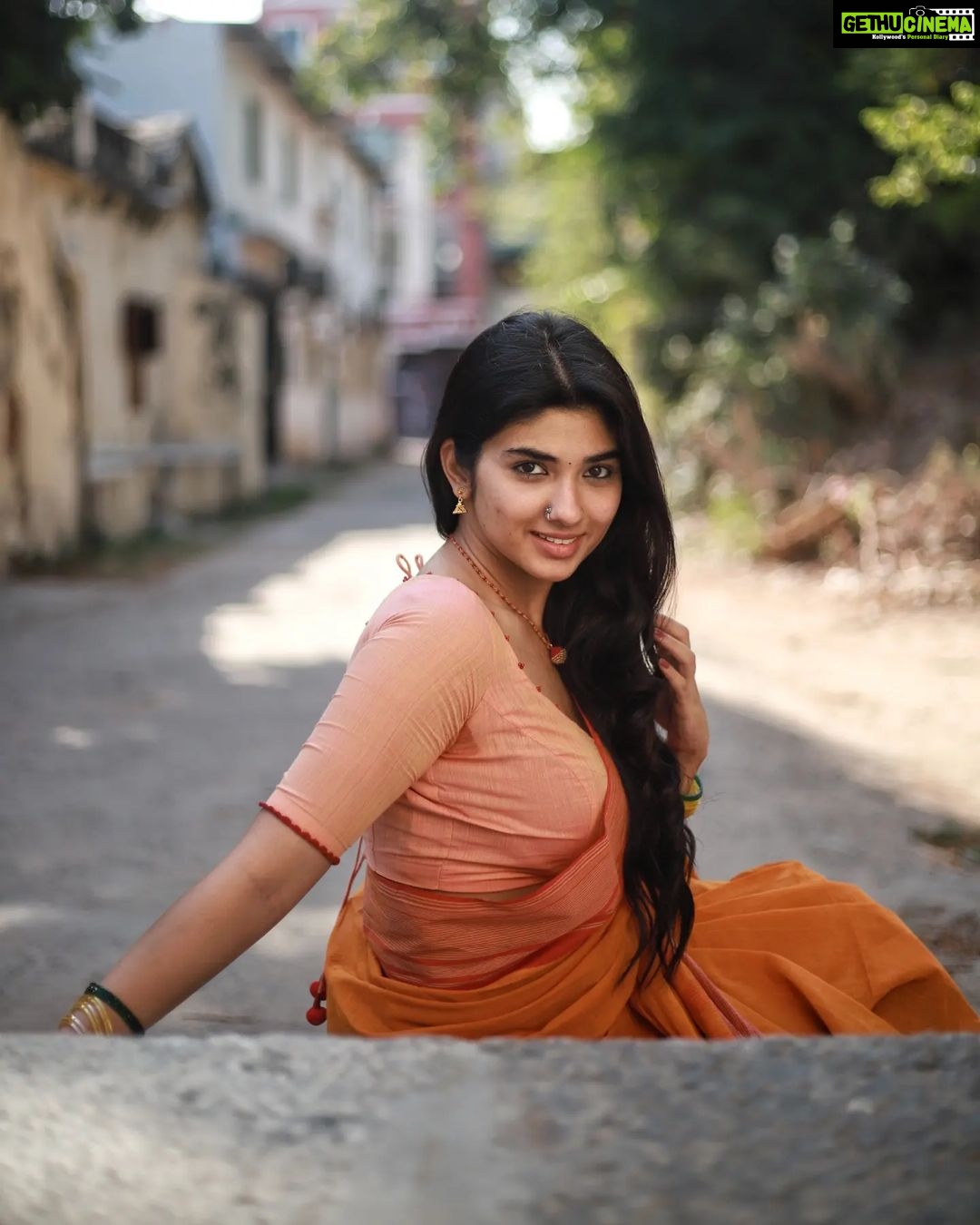Pragya Nagra Instagram - Thankyou for 600k strong family!❤️ I hope you continue to shower your support and love with each passing day🥰 Thankyou to this amazing team @sat_narain @rahulravindran @mmshootography Stylist @niranjanisundar Saree & Blouse @studio_thari Location courtesy @srivathsan_vijayaraghavan Parthasarathy Temple, Triplicane
