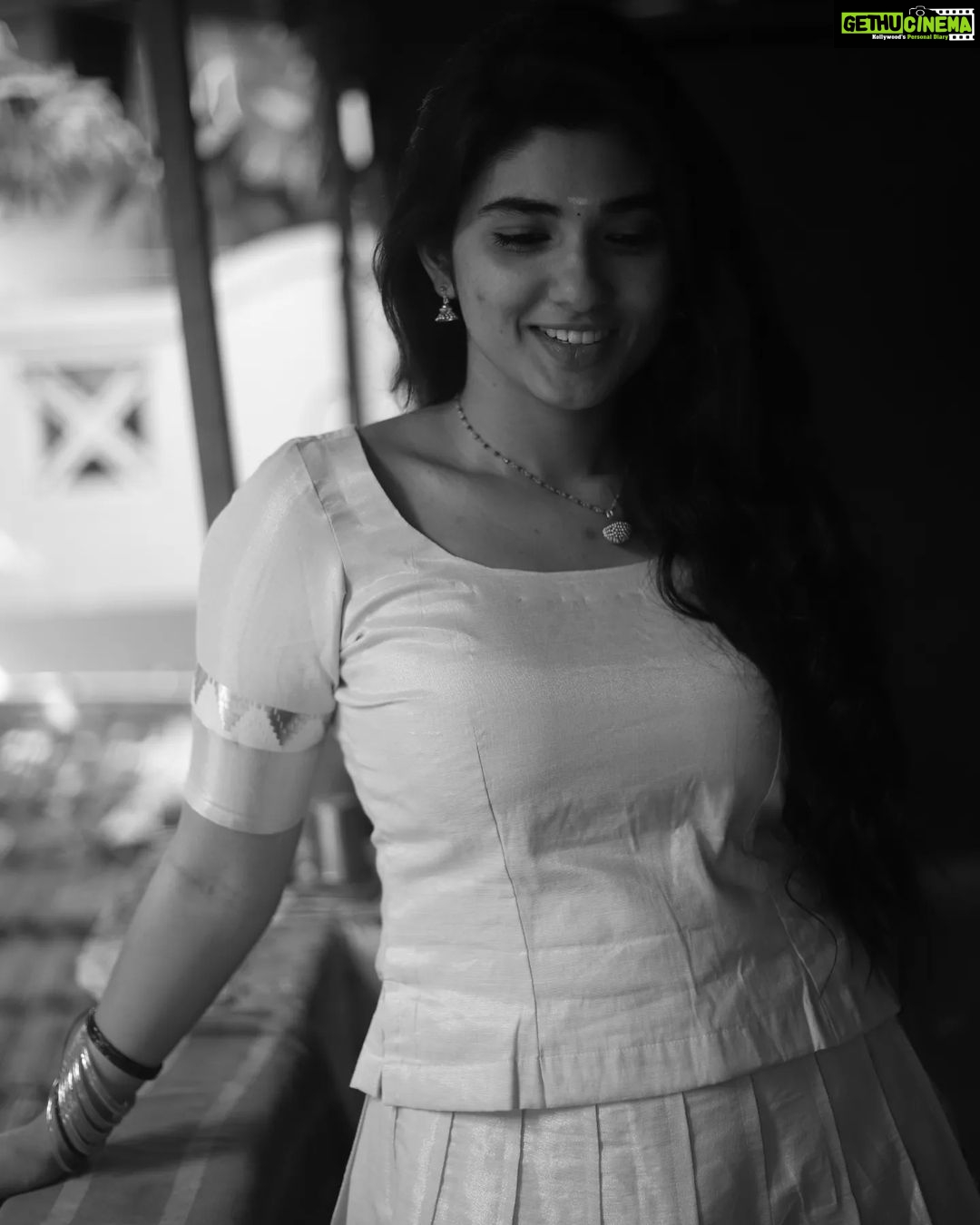 Pragya Nagra Instagram - Special thanks to the entire team🥰❤️ @rahulravindran @sat_narain @mmshootography Accessories @studio_thari @niranjanisundar Outfit @kerala_bygone_fashion Stitched by @dimahfashion @farida0219