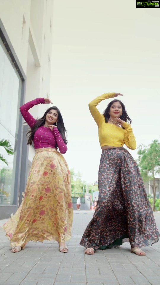 Pragya Nagra Instagram - Ending 2021 with Jugnu kuthu version!🥰❤😋 @que.sera.saraa ❤ Outfits @fiorebymalar_ Jewellery @ivanahbyovj VC @arunsmagy #jugnuchallenge #jugnu #dance #DanceChallenge #reelsinstagram #feelitreelit #reelkarofeelkaro #explorepage #explore
