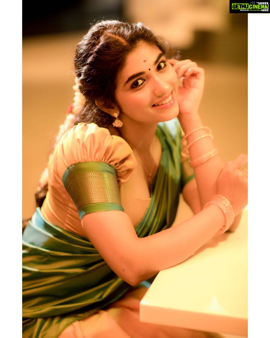 Pragya Nagra Instagram - Vintage vibes🥰❤ Artist - @pragyanagra Costumes - @ivalinmabia Photography - @camerasenthil Makeup - @jiyamakeupartistry Hair - @keerthana_makeup_and_hair Shoot organized by @rrajeshananda