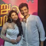 Pragya Nagra Instagram - Fan girl moment with my favorite hero @actorjiiva 🤩❤️ Still can't believe I have acted alongside you in this movie #VaralaruMukkiyam Thankyou so much for these pictures @rekha1210 ❤️ Fun-filled family entertainer will hit theatres in 7 days. #VaralaruMukkiyam from Dec 9th. @supergoodfilms @actorjiiva #Santhoshrajan @kashmiraofficial @pragyanagra @aadhirai_soundararajan #KSRavikumar @shivashahra_official @tsk_actor @kali_rajkumar #chinnasamy @shaanrahman @sakthi_saravanan @srikanth_nb @vasukibhaskar @saregamatamil @donechannel1 @ctcmediaboy