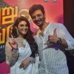 Pragya Nagra Instagram - Fan girl moment with my favorite hero @actorjiiva 🤩❤️ Still can't believe I have acted alongside you in this movie #VaralaruMukkiyam Thankyou so much for these pictures @rekha1210 ❤️ Fun-filled family entertainer will hit theatres in 7 days. #VaralaruMukkiyam from Dec 9th. @supergoodfilms @actorjiiva #Santhoshrajan @kashmiraofficial @pragyanagra @aadhirai_soundararajan #KSRavikumar @shivashahra_official @tsk_actor @kali_rajkumar #chinnasamy @shaanrahman @sakthi_saravanan @srikanth_nb @vasukibhaskar @saregamatamil @donechannel1 @ctcmediaboy