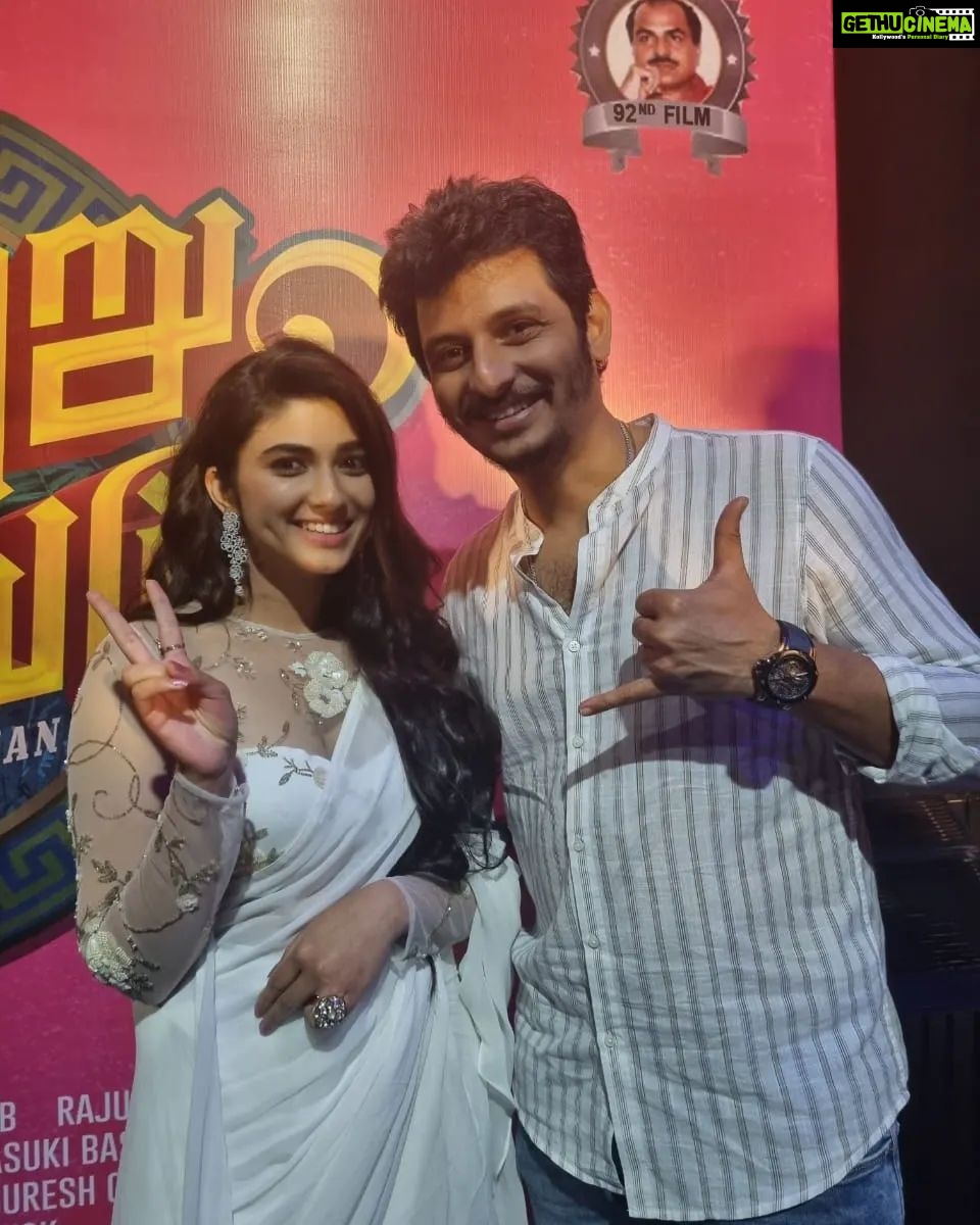 Pragya Nagra Instagram - Fan girl moment with my favorite hero @actorjiiva 🤩❤️ Still can't believe I have acted alongside you in this movie #VaralaruMukkiyam Thankyou so much for these pictures @rekha1210 ❤️ Fun-filled family entertainer will hit theatres in 7 days. #VaralaruMukkiyam from Dec 9th. @supergoodfilms @actorjiiva #Santhoshrajan @kashmiraofficial @pragyanagra @aadhirai_soundararajan #KSRavikumar @shivashahra_official @tsk_actor @kali_rajkumar #chinnasamy @shaanrahman @sakthi_saravanan @srikanth_nb @vasukibhaskar @saregamatamil @donechannel1 @ctcmediaboy